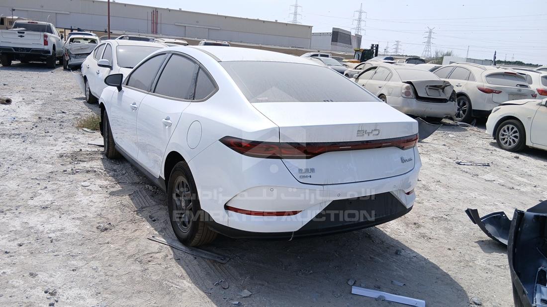 بي واي دي QIN Plus 2025 — الزاوية الخلفية اليسرى — صورة 6