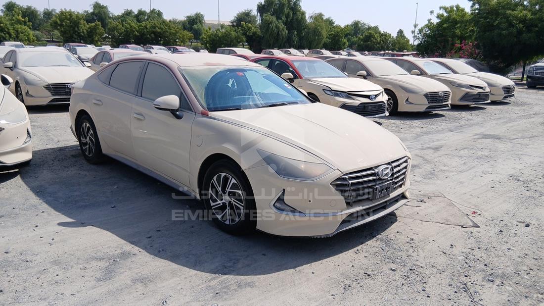 2021 Hyundai Sonata Hybrid — Front Right Angle — Photo 10