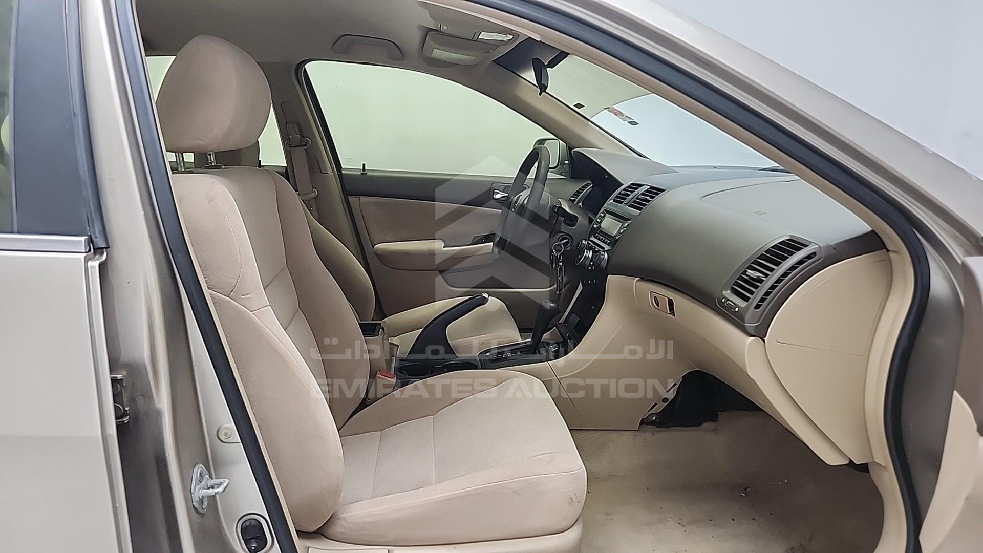 2005 HONDA ACCORD VIN: JHMCM56505C404356