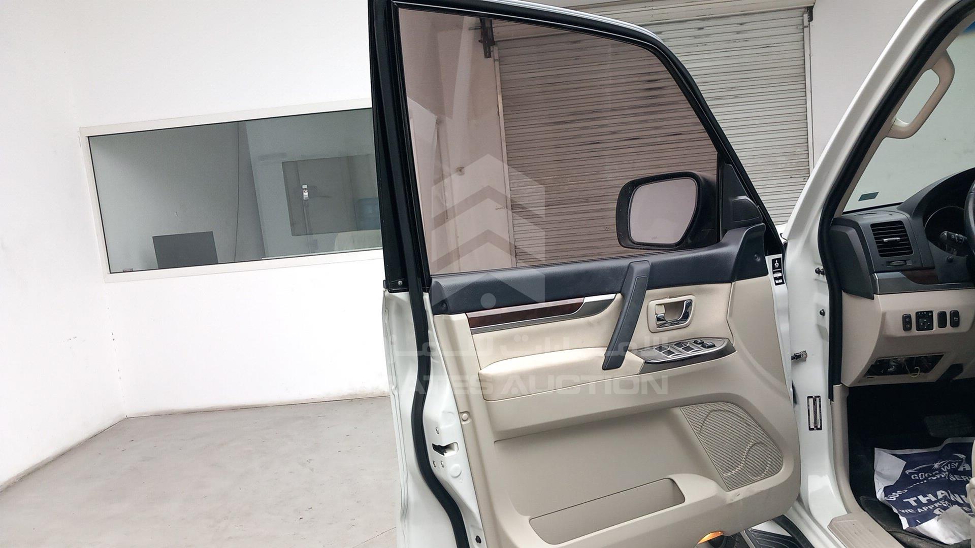 2014 MITSUBISHI PAJERO VIN: JMYLRV95WEJ707012