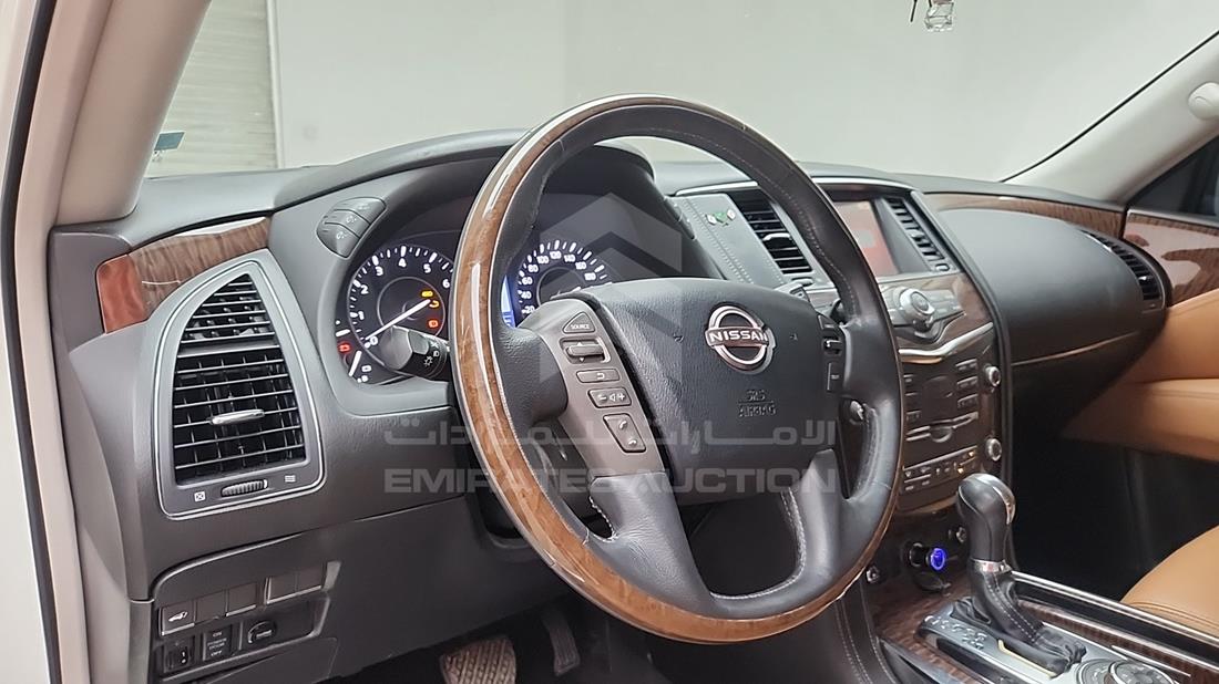 نيسان باترول 2014 — زاوية واجهة السائق الأمامية اليسرى — صورة 14