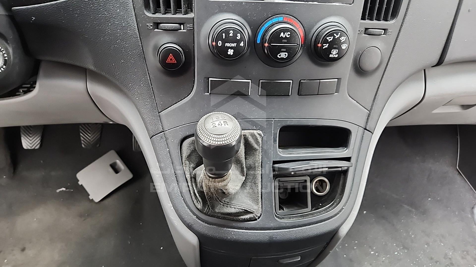 2012 HYUNDAI H1 VIN: KMHWG81R8CU364919