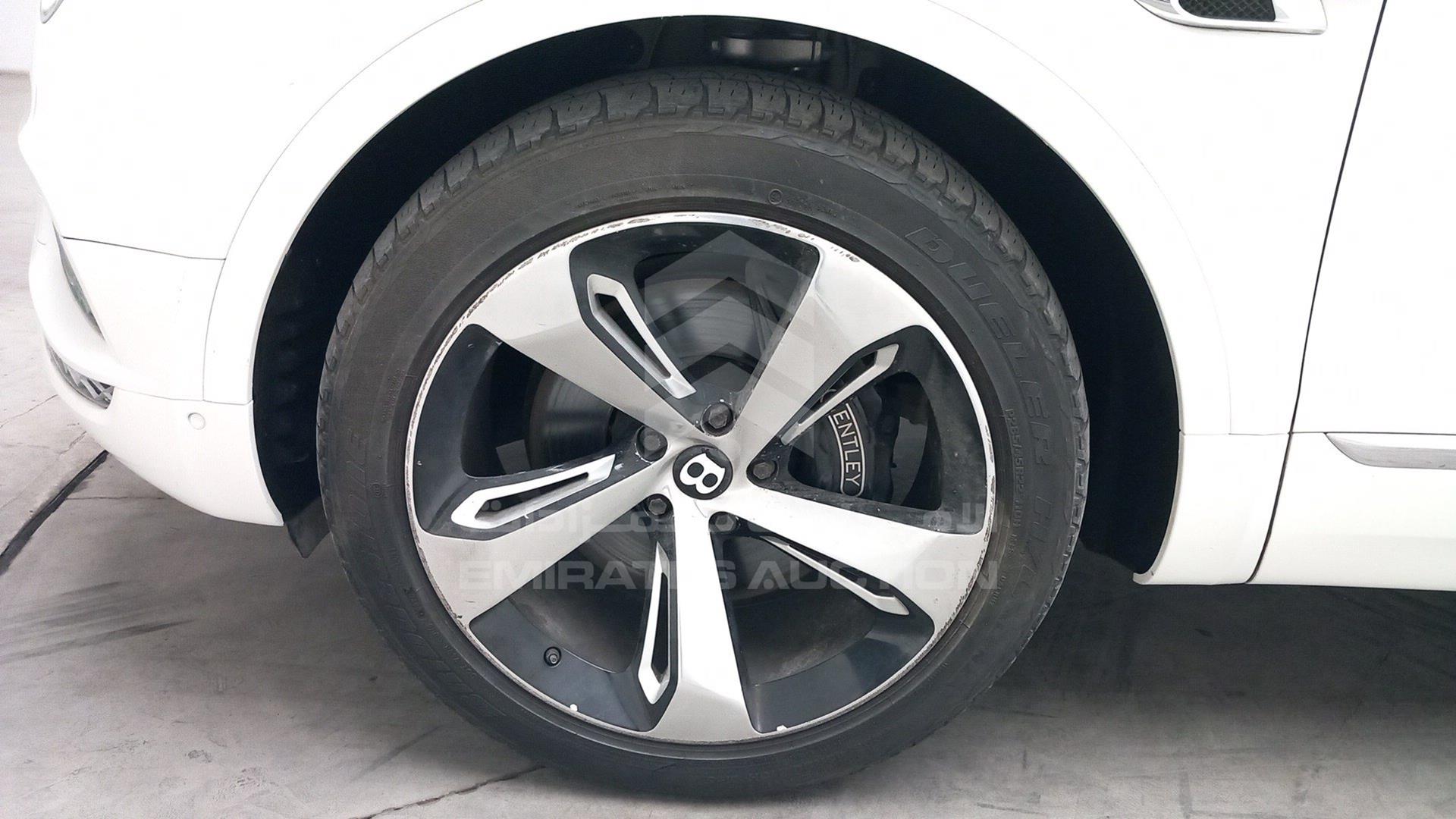 2018 BENTLEY BENTAYGA VIN: SJAAF1ZV8JC018402
