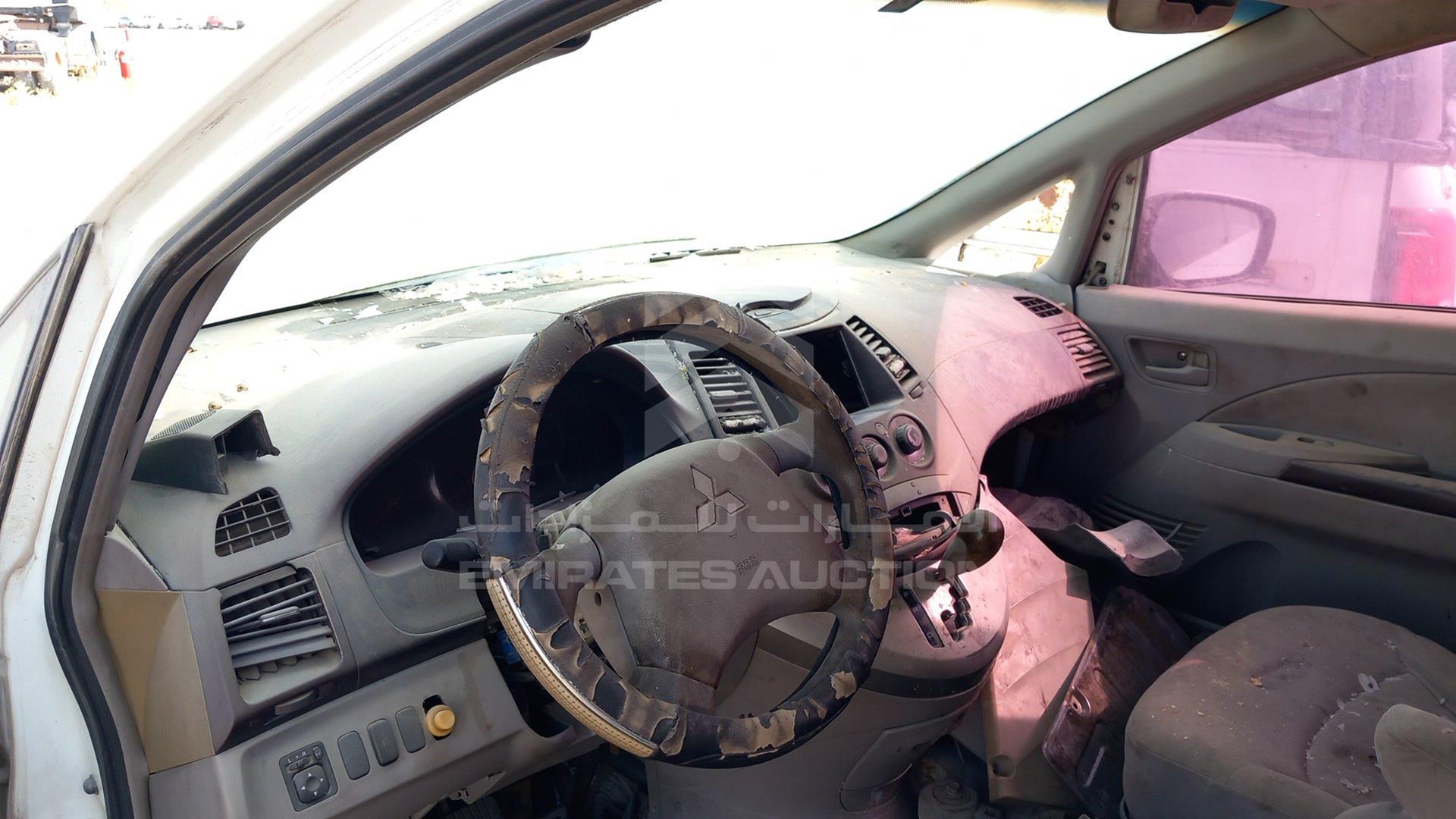 2005 MITSUBISHI GRANDIS VIN: JMYLRNA4W5Z703642
