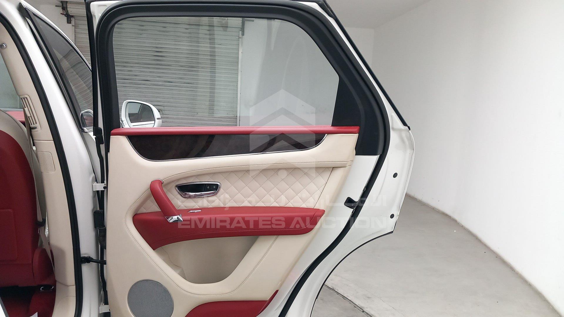2018 BENTLEY BENTAYGA VIN: SJAAF1ZV8JC018402