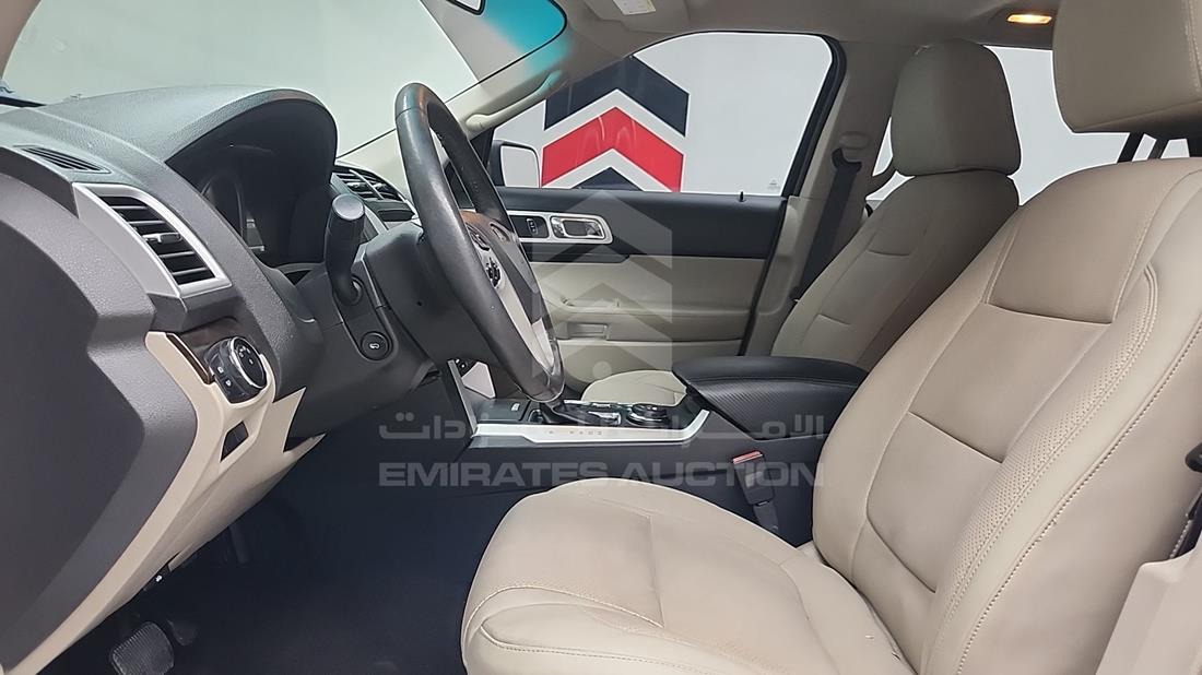 فورد اكسبلورر 2015 — زاوية السائق الأمامية اليسرى — صورة 15