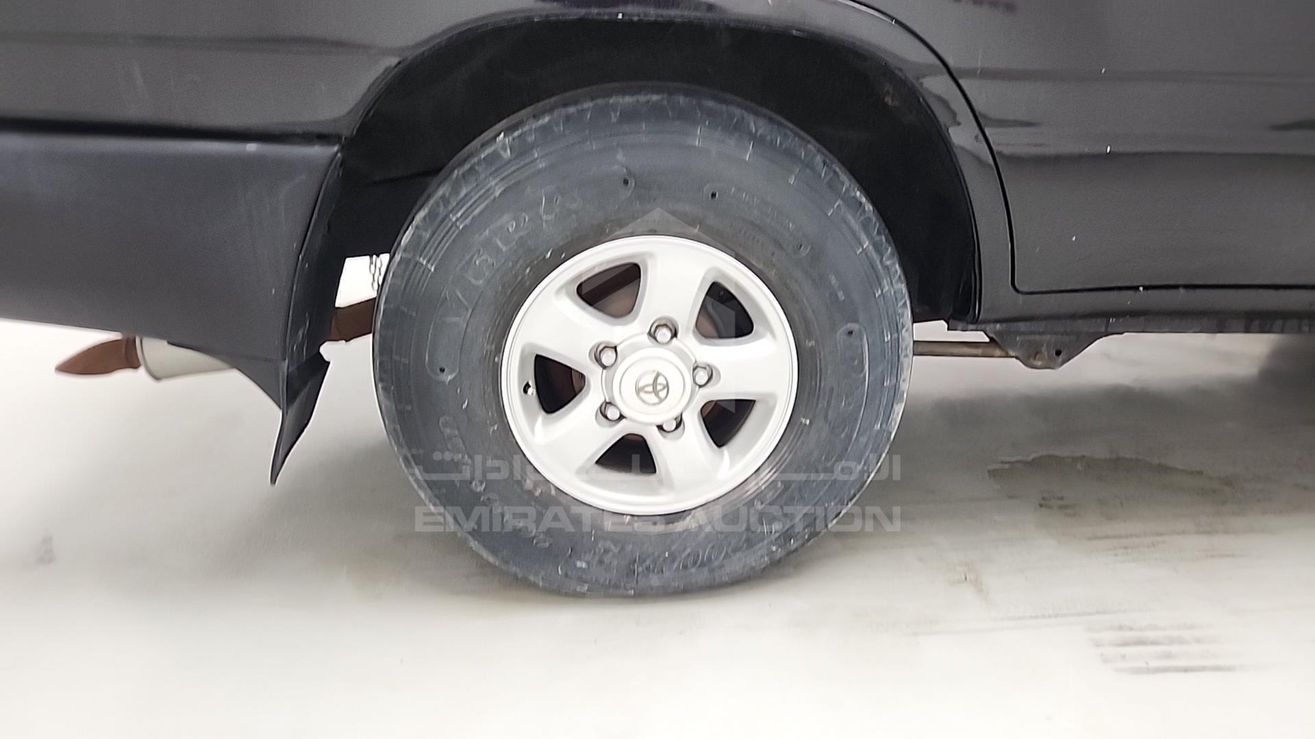 2005 TOYOTA LAND CRUISER VIN: JTEHJ09J855117441