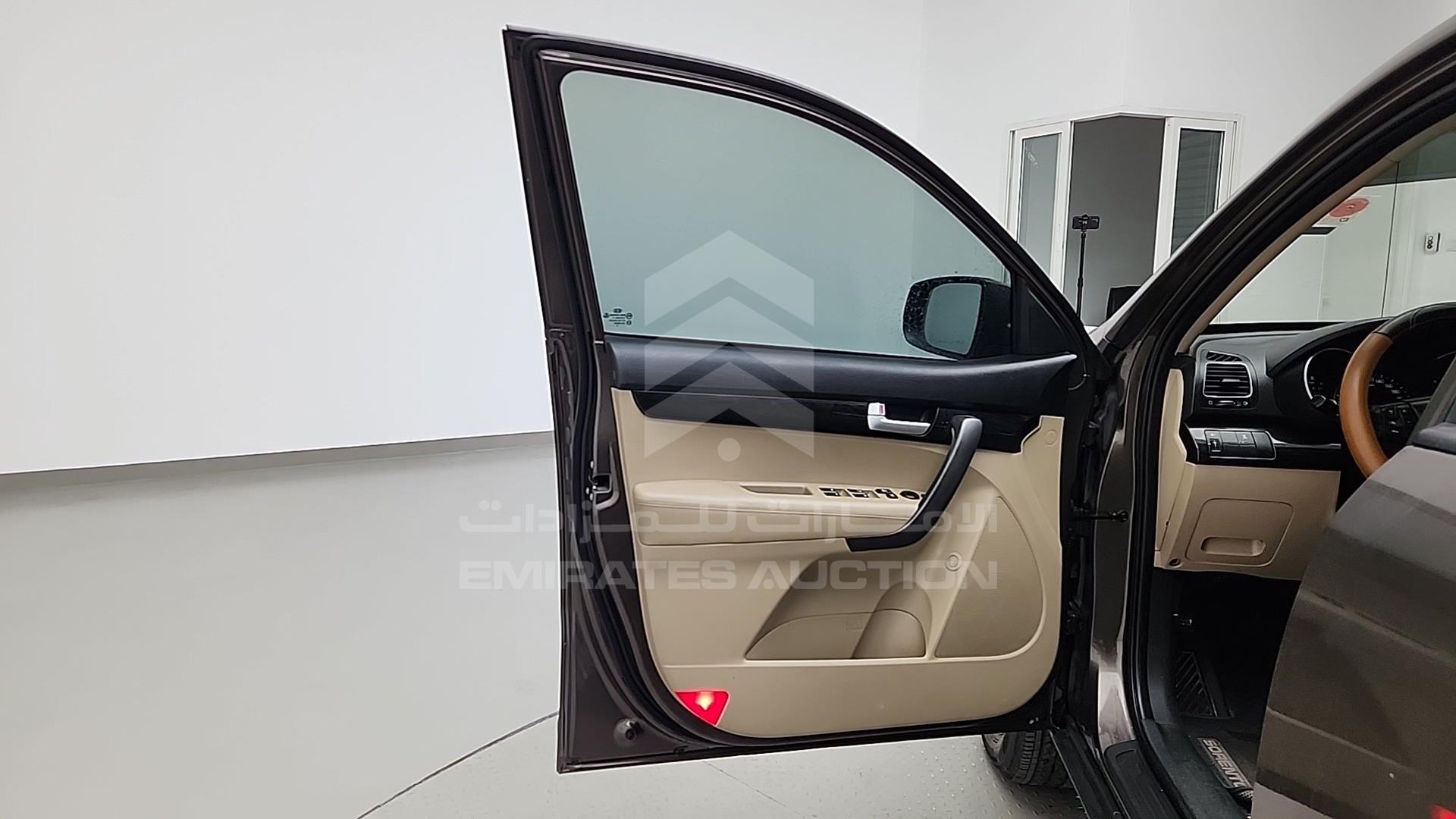 2015 KIA SORENTO VIN: KNAKU8119F5512075