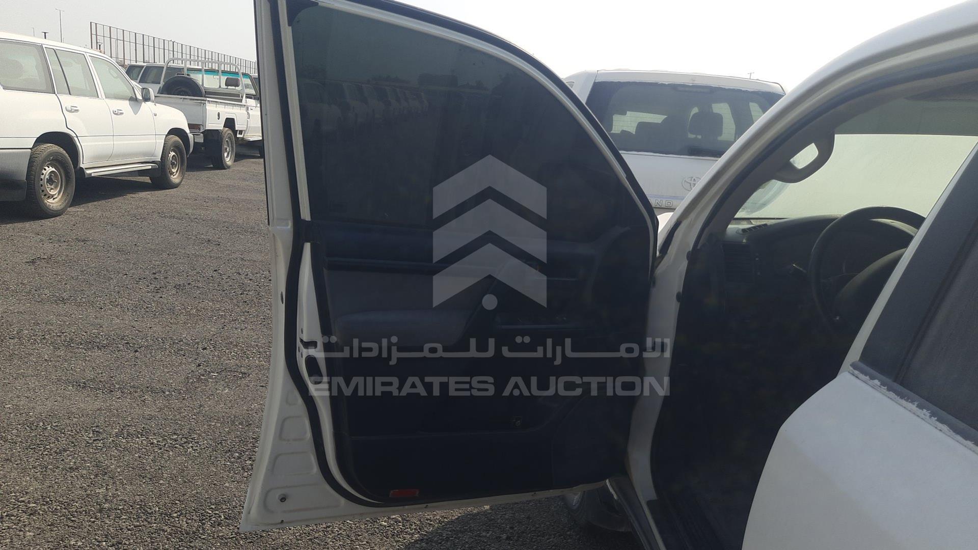 2011 TOYOTA LAND CRUISER VIN: JTMDU09J8B4032305