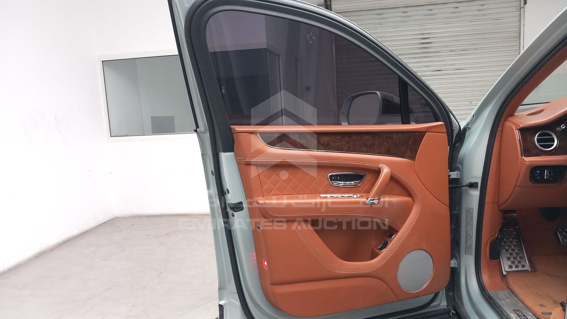 2017 BENTLEY BENTAYGA VIN: SJAAB1ZV5HC016676