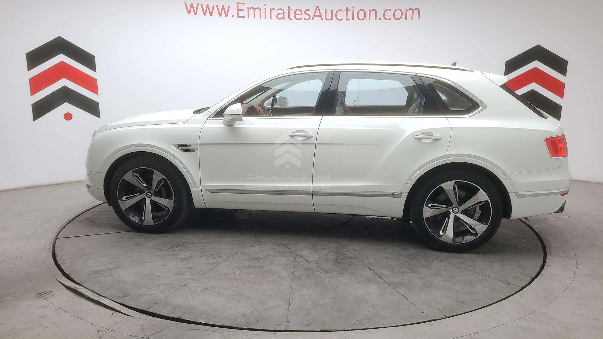 2018 BENTLEY BENTAYGA VIN: SJAAF1ZV8JC018402