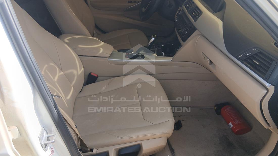 بي ام دبليو 318i 2018 — زاوية الراكب الأمامي للمقعد — صورة 22