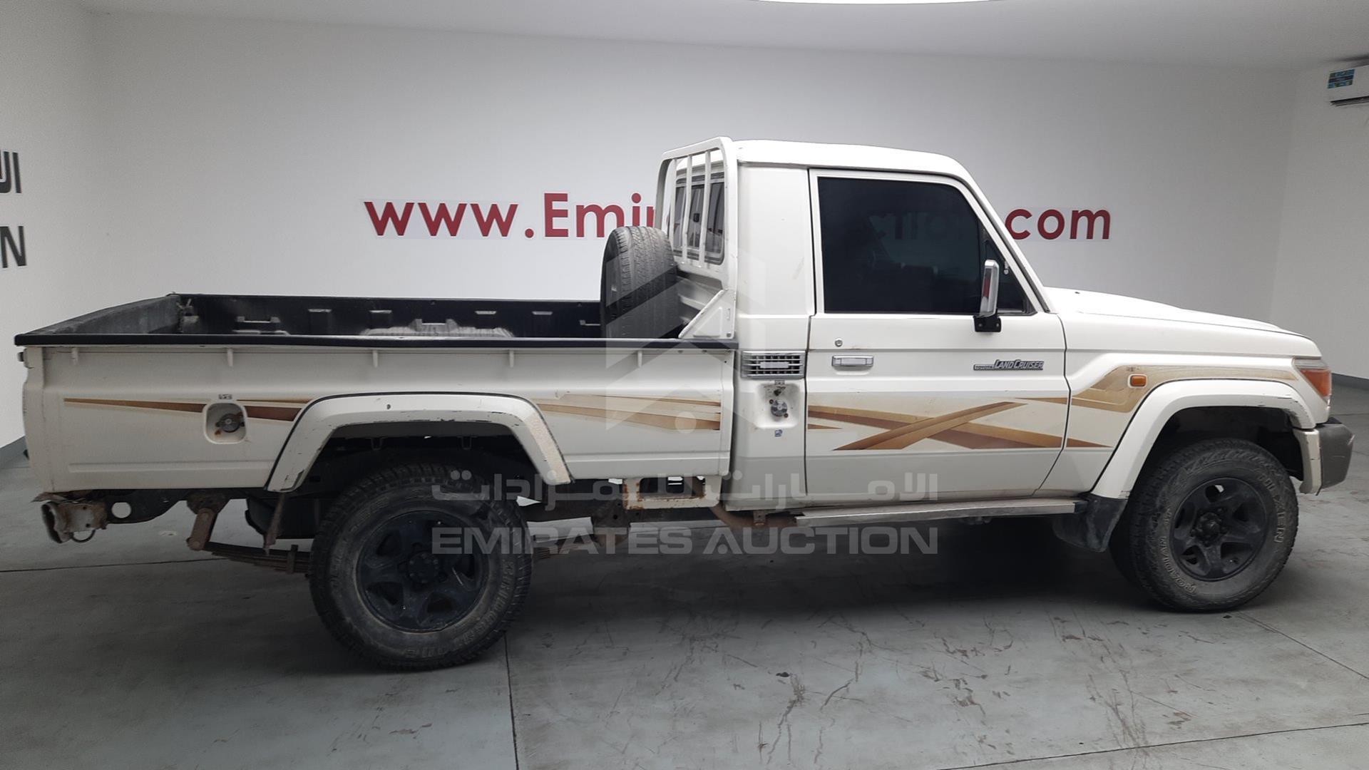 2014 TOYOTA LAND CRUISER VIN: JTFLU73J4E4553353