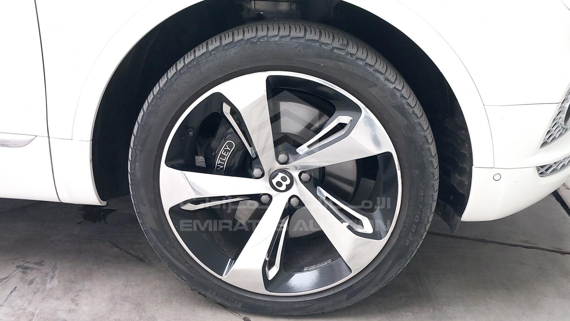 2017 BENTLEY BENTAYGA VIN: SJAAB1ZV8HC015778