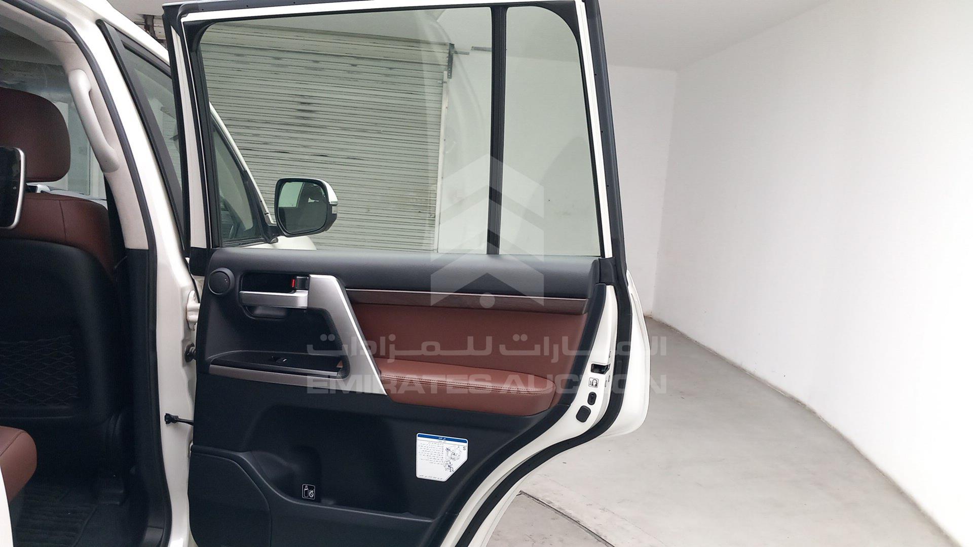 2017 TOYOTA LAND CRUISER VIN: JTMHY05J3H4054037