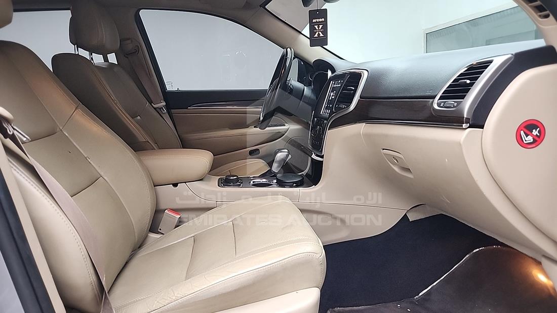 جيب جراند شيروكي 2018 — زاوية الراكب الأمامي للمقعد — صورة 30