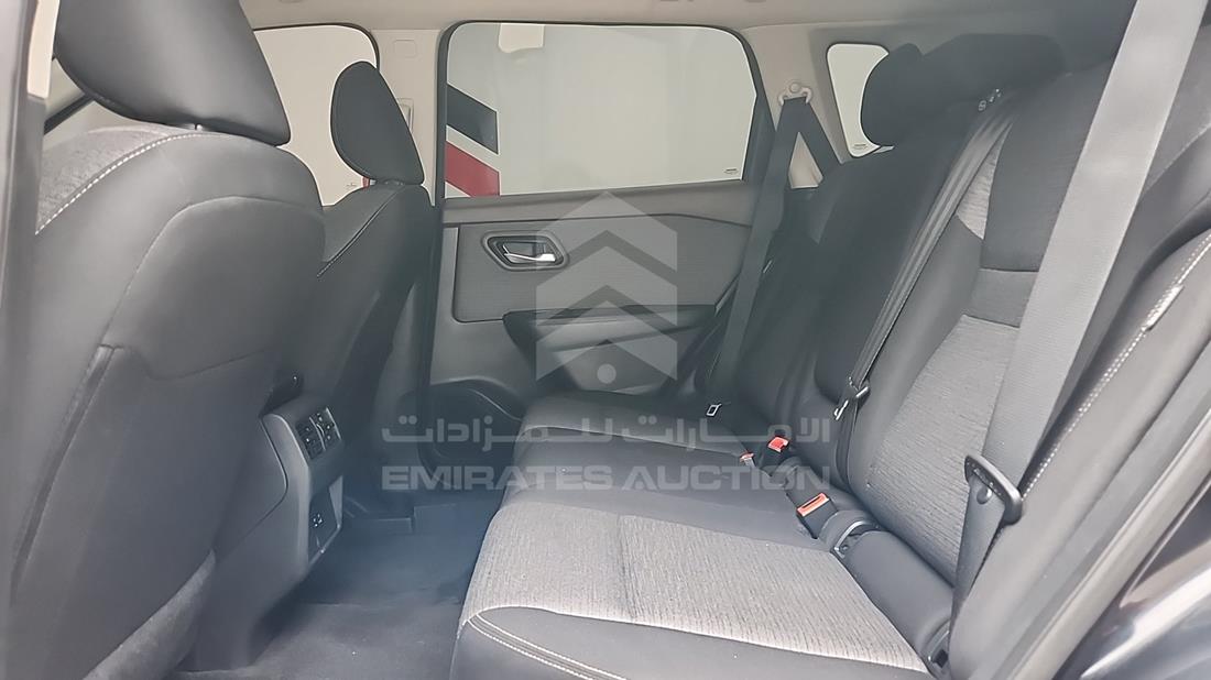 نيسان روج 2023 — زاوية الراكب الخلفي اليسرى — صورة 22