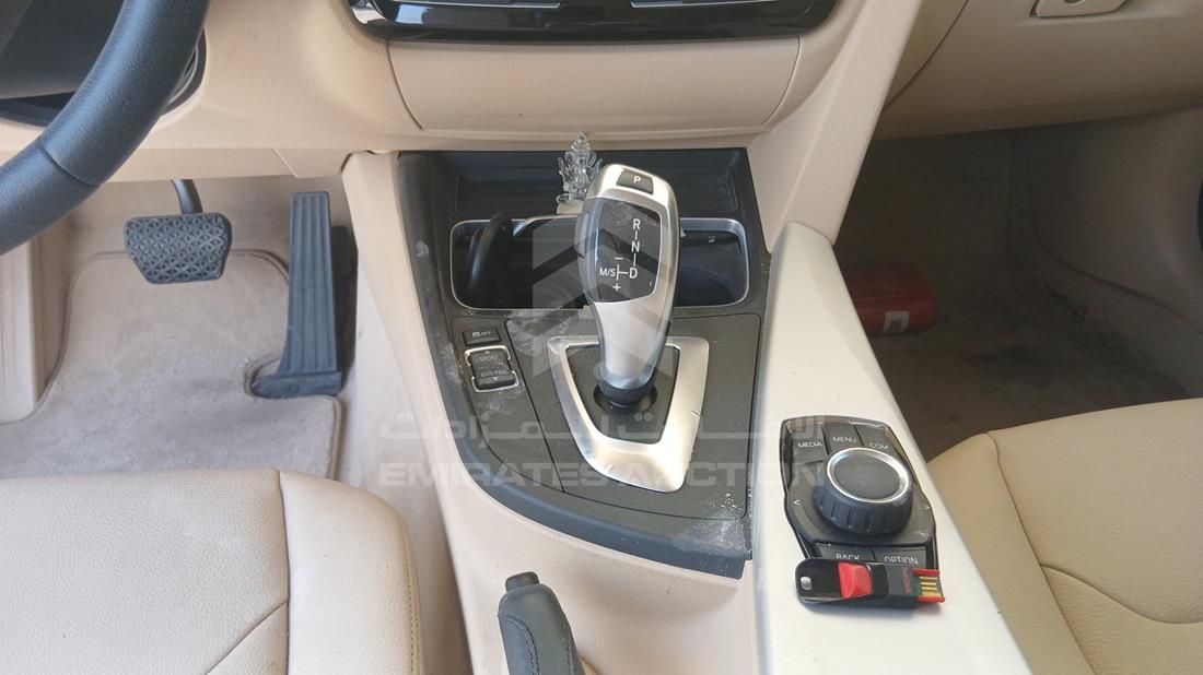 بي ام دبليو 318i 2018 — زاوية ناقل الحركة — صورة 17
