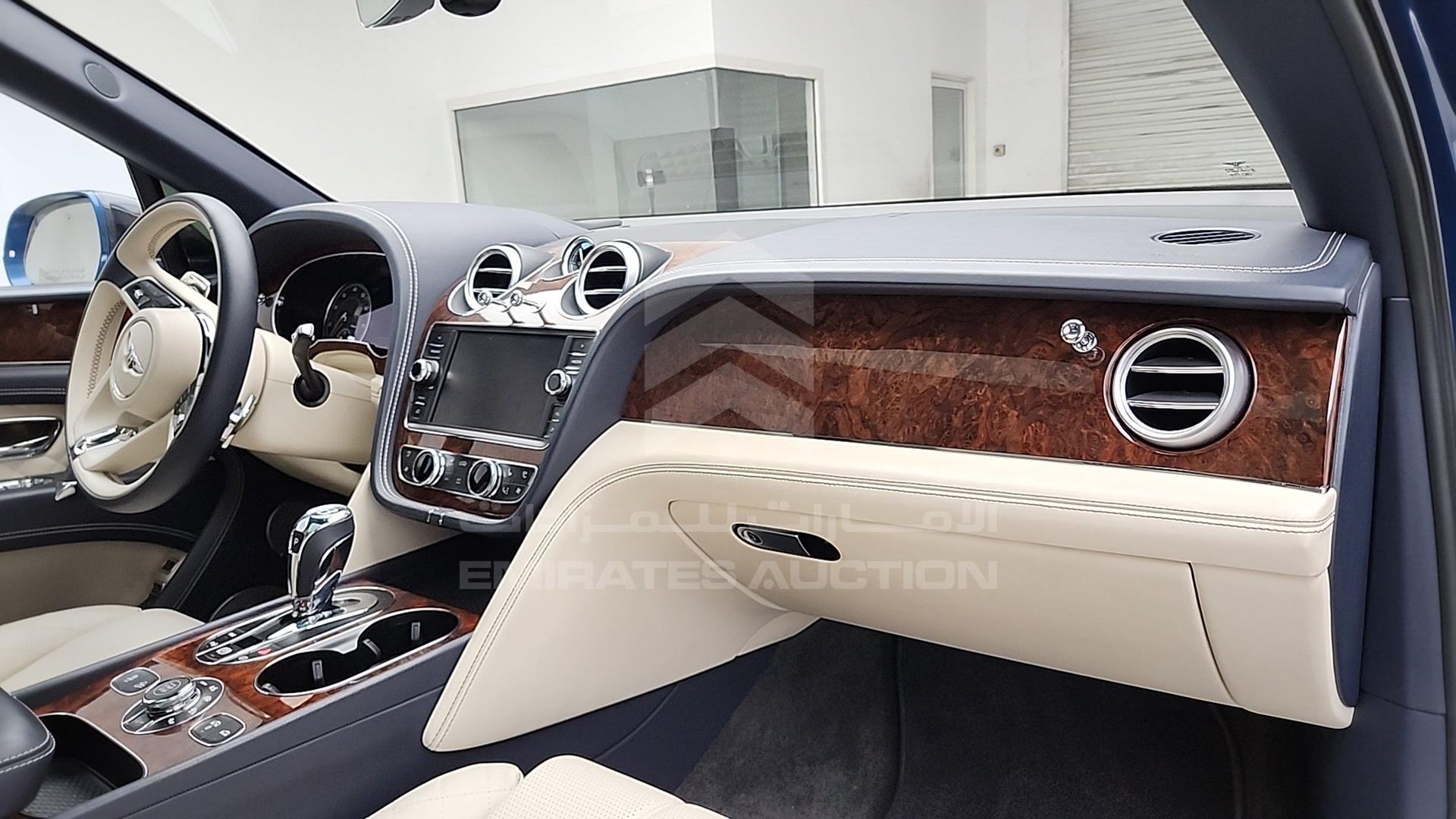 2017 BENTLEY BENTAYGA VIN: SJAAB1ZV0HC013457