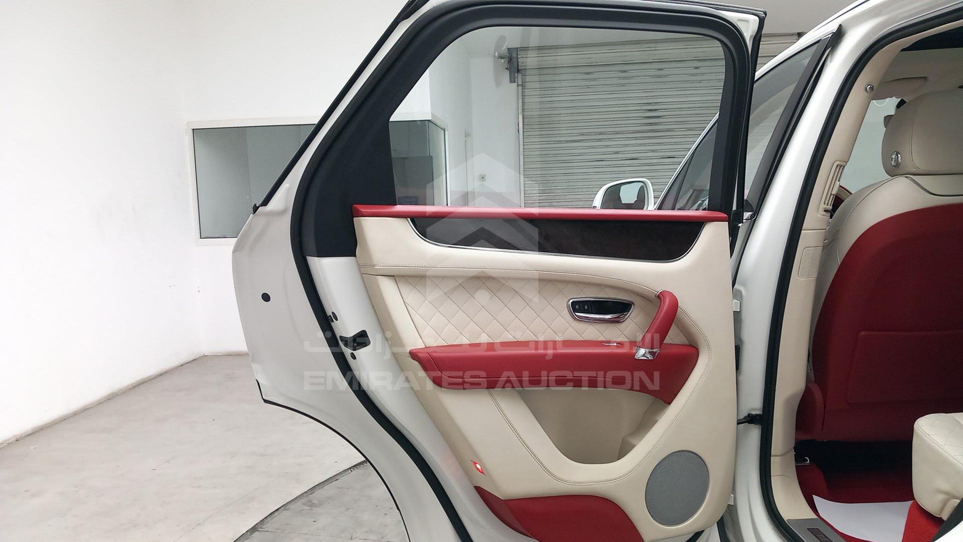 2018 BENTLEY BENTAYGA VIN: SJAAF1ZV8JC018402