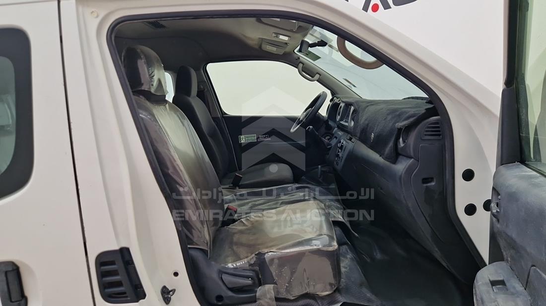 نيسان أورفان 2024 — زاوية الراكب الأمامي للمقعد — صورة 23