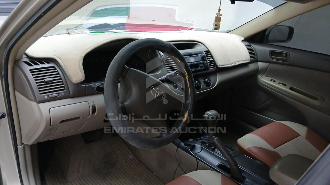 تويوتا كامري 2004 — زاوية واجهة السائق الأمامية اليسرى — صورة 15