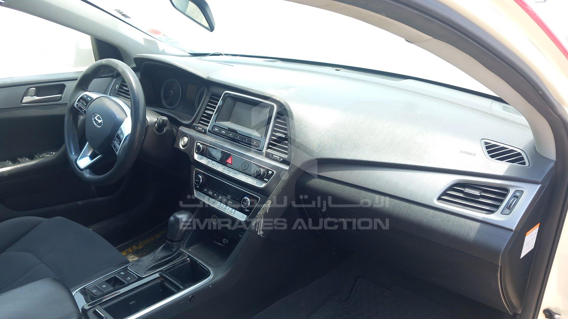 2018 HYUNDAI SONATA VIN: KMHE24138JA082115