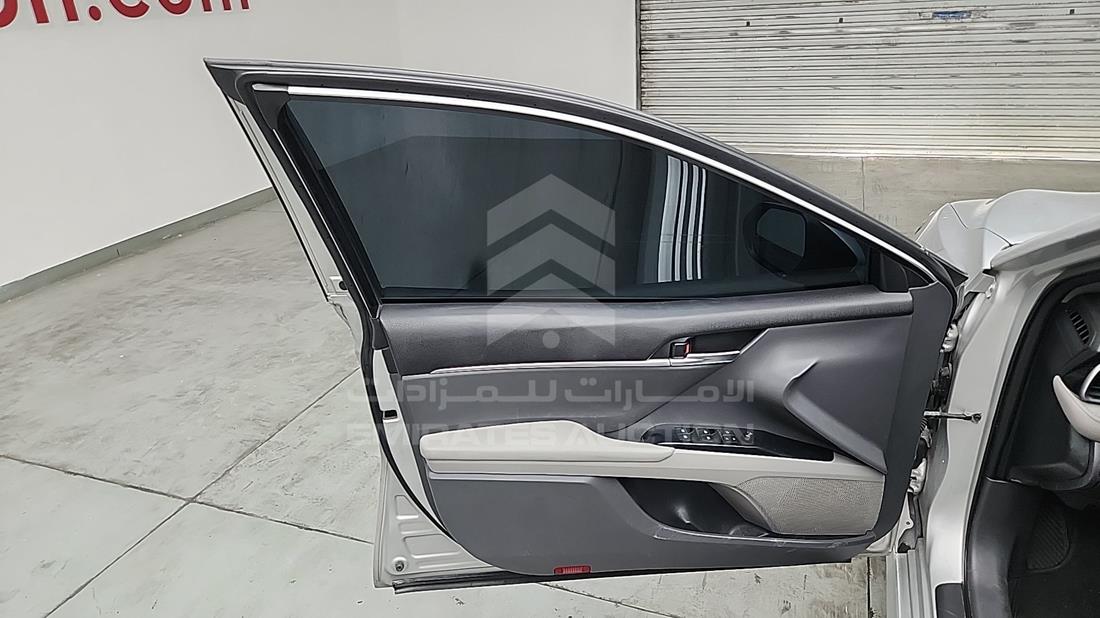 تويوتا كامري 2019 — الباب الأمامي الأيسر — صورة 10
