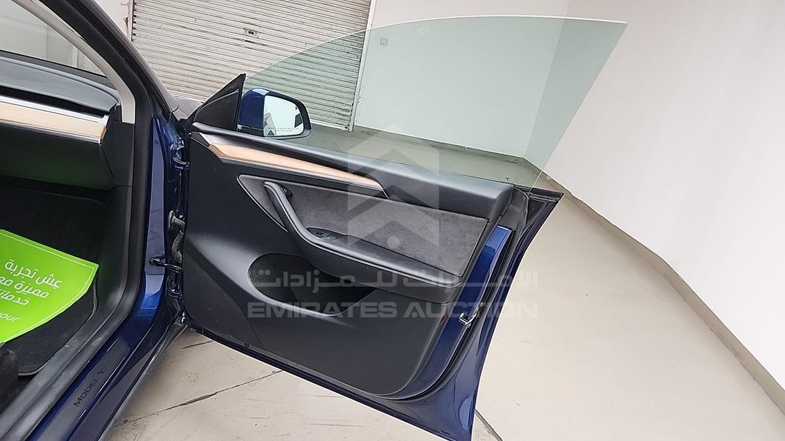 تيسلا Model Y 2024 — الباب الأمامي الأيمن — صورة 29