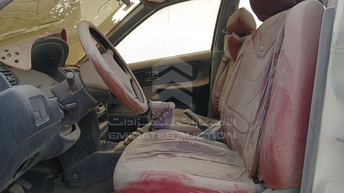 نيسان صني 2000 — زاوية السائق الأمامية اليسرى — صورة 13