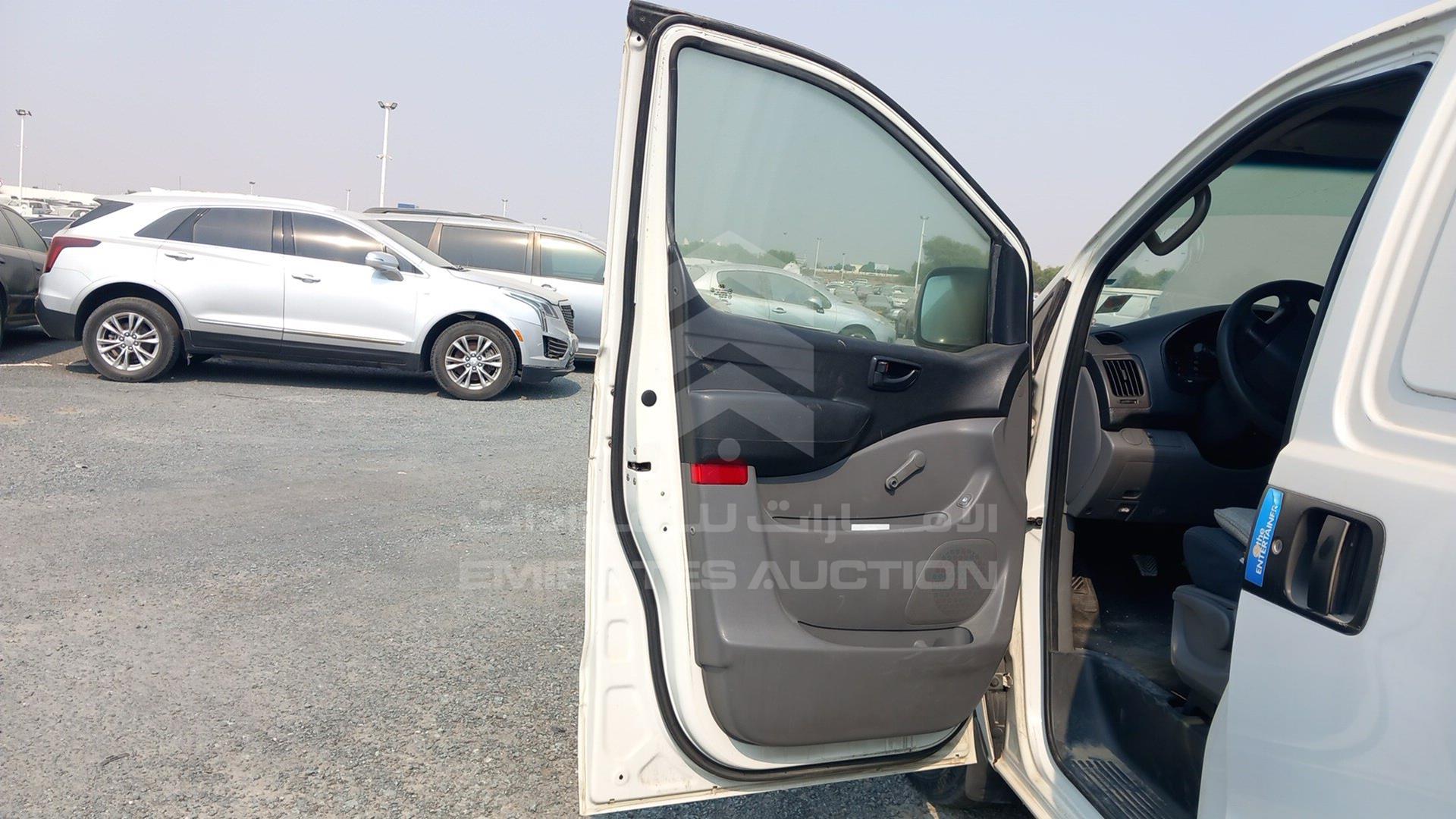 2013 HYUNDAI H1 VIN: KMHWG81R6DU548337