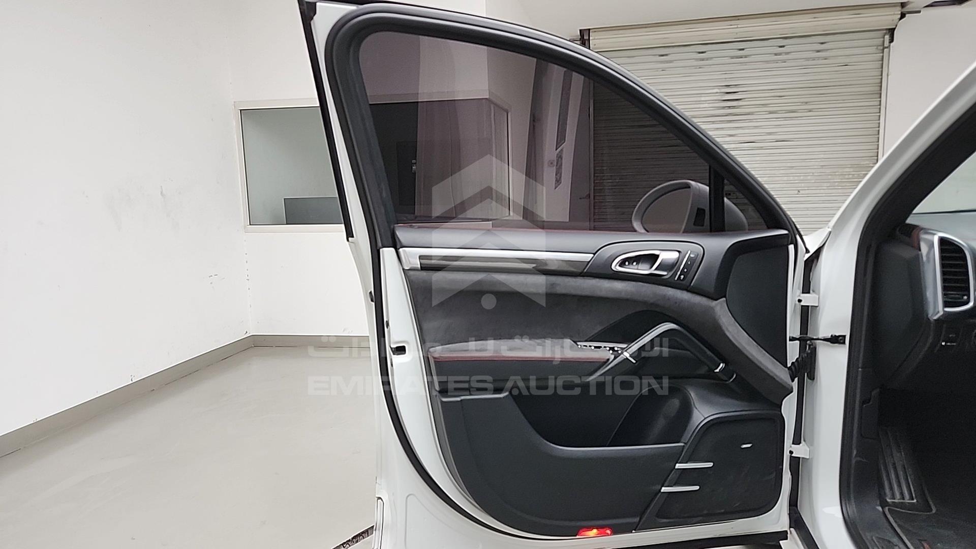 2014 PORSCHE CAYENNE GTS VIN: WP1ZZZ92ZELA73608