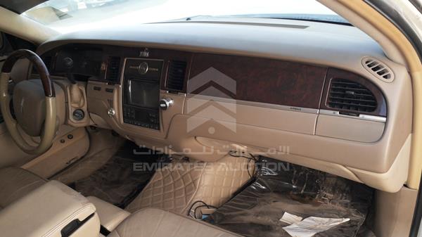 Lincoln Town Car 2006 1LNHM83V96Y635852 Image 17