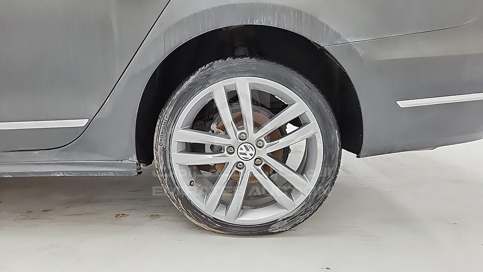 2017 VOLKSWAGEN PASSAT VIN: 1VWDT7A38HC025469