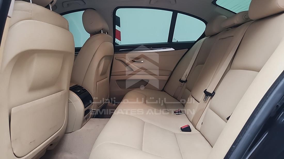 بي ام دبليو 535 اى 2015 — زاوية الراكب الخلفي اليسرى — صورة 24