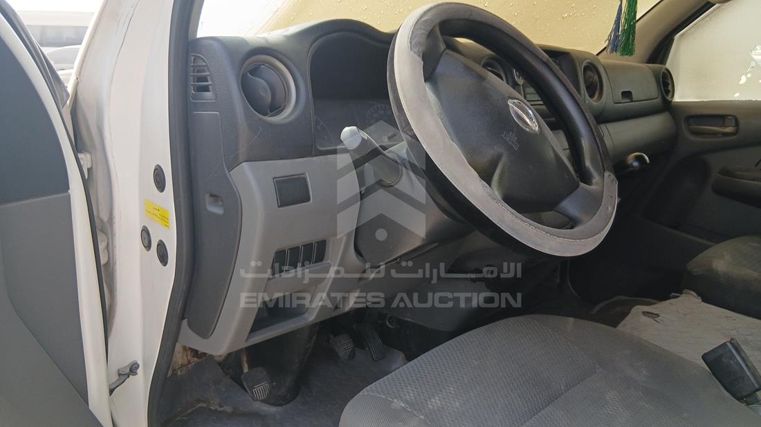 نيسان إن في 350 2015 — زاوية واجهة السائق الأمامية اليسرى — صورة 10