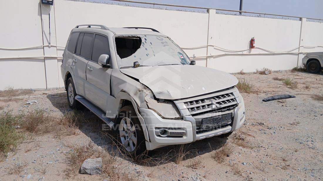 2017 Mitsubishi Pajero — Front Right Angle — Photo 8
