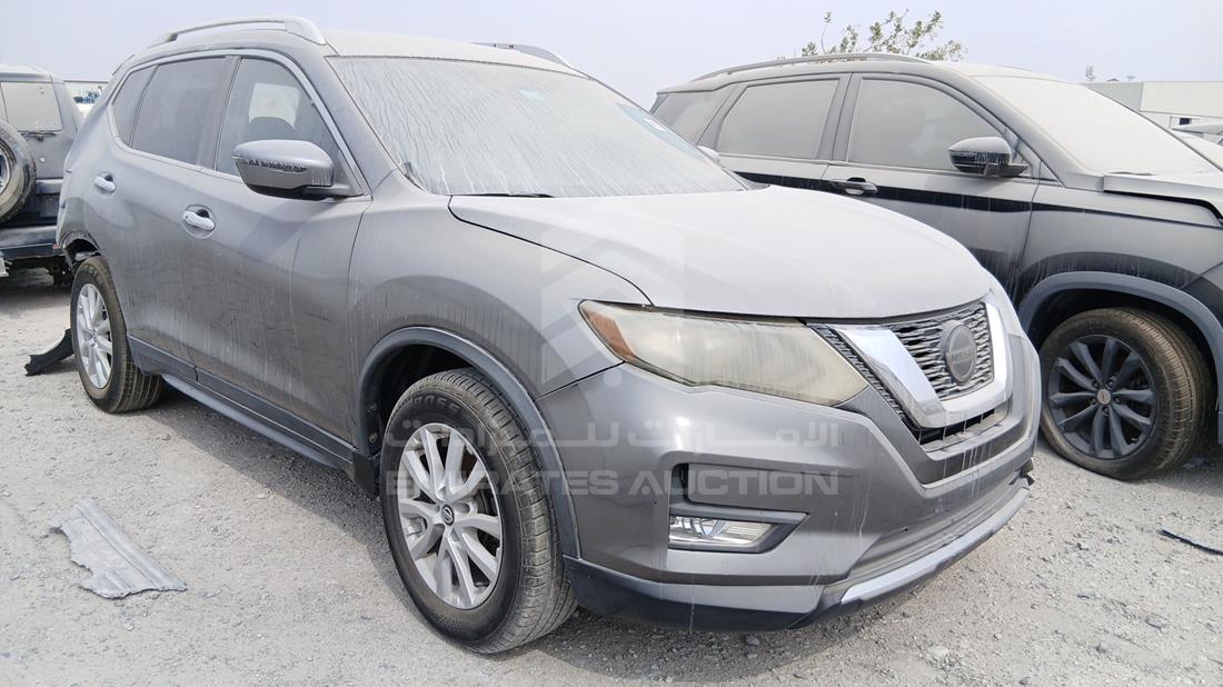 2020 Nissan Rogue — Front Right Angle — Photo 9