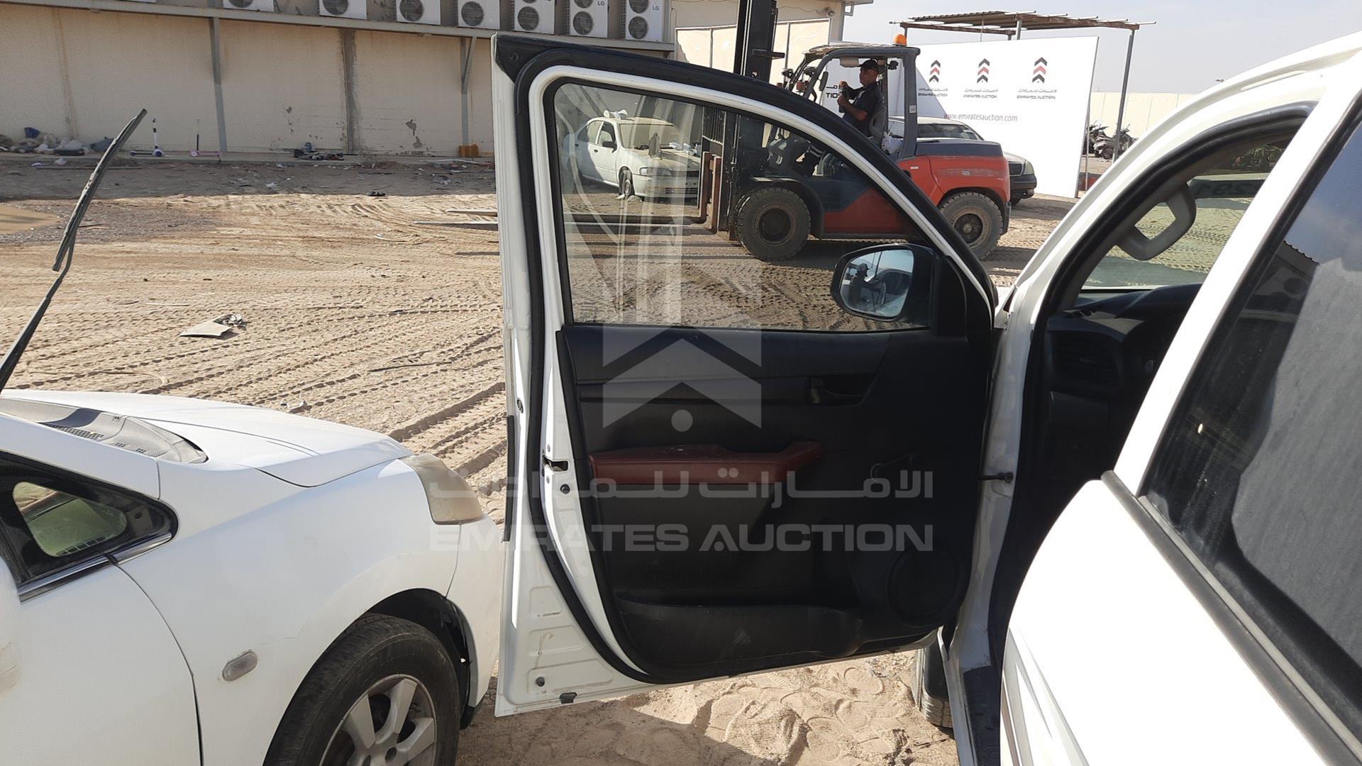 2017 TOYOTA HILUX VIN: MR0DX8CDXH0400056