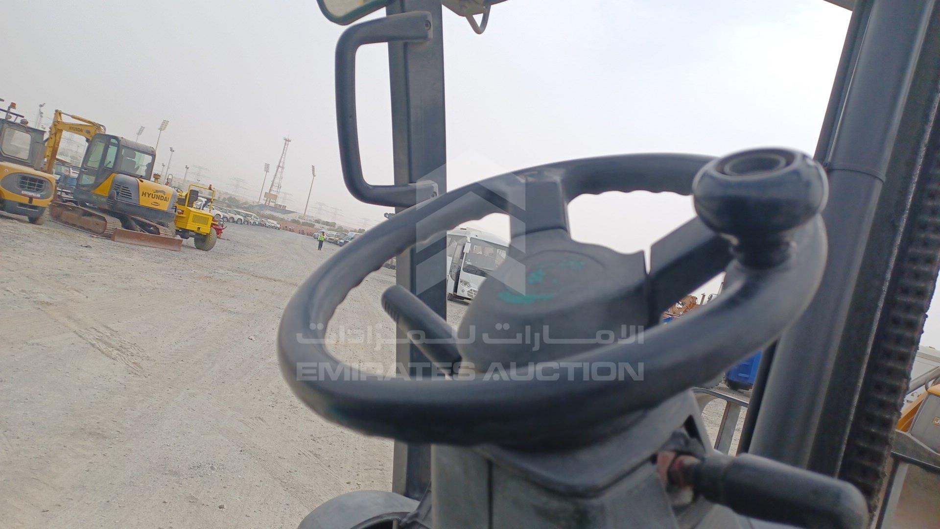 2016 KOMATSU FORKLIFT VIN: M252138087