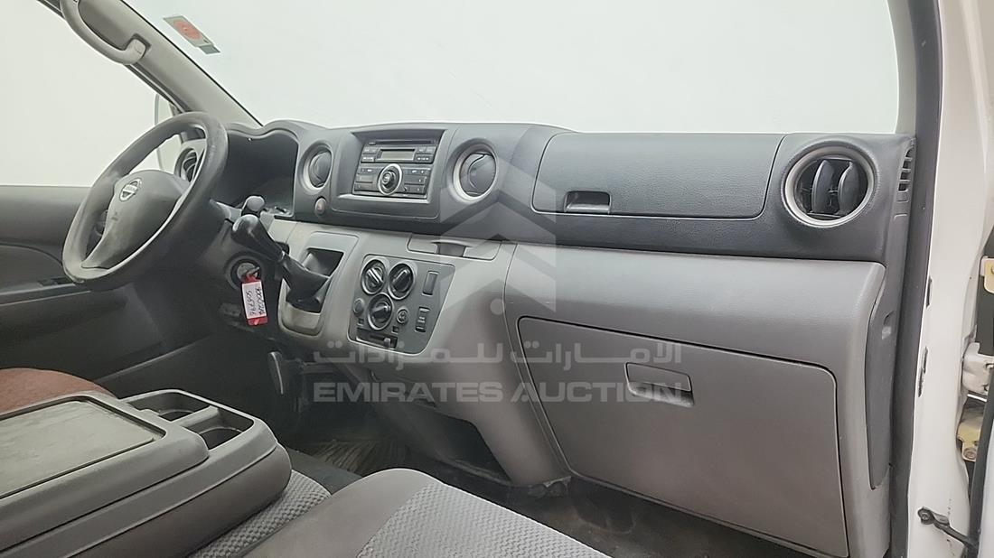 نيسان أورفان 2013 — زاوية واجهة الراكب الأمامي الأيمن — صورة 18