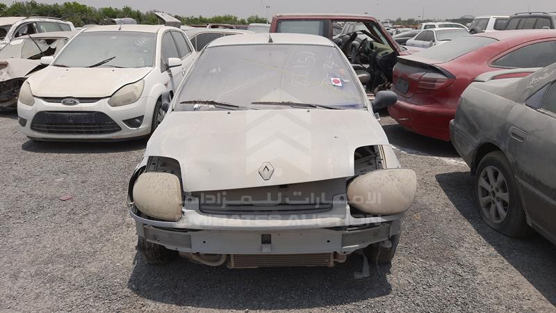 VIN: VF1BB1113YW502329 Auction: EmiratesAuction Lot: 343724 VF1BB1113YW502329 Renault Clio 2000 SILVER Photo 1