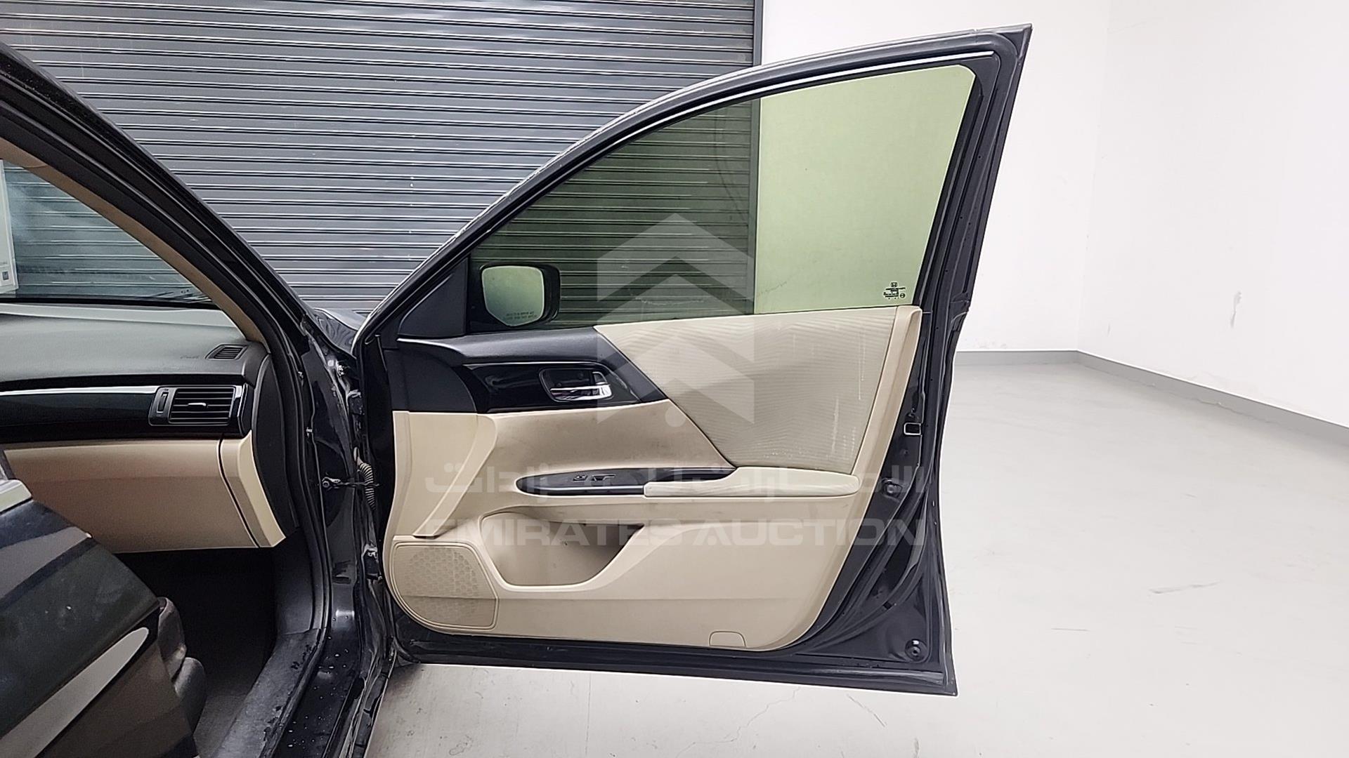 2017 HONDA ACCORD VIN: 1HGCR2F39HA102131