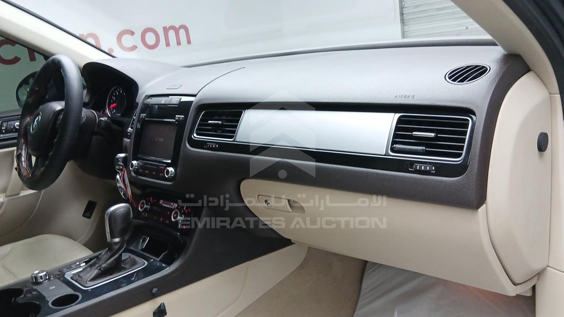 2014 Volkswagen Touareg — Front Right Passenger Dashboard View — Photo 28