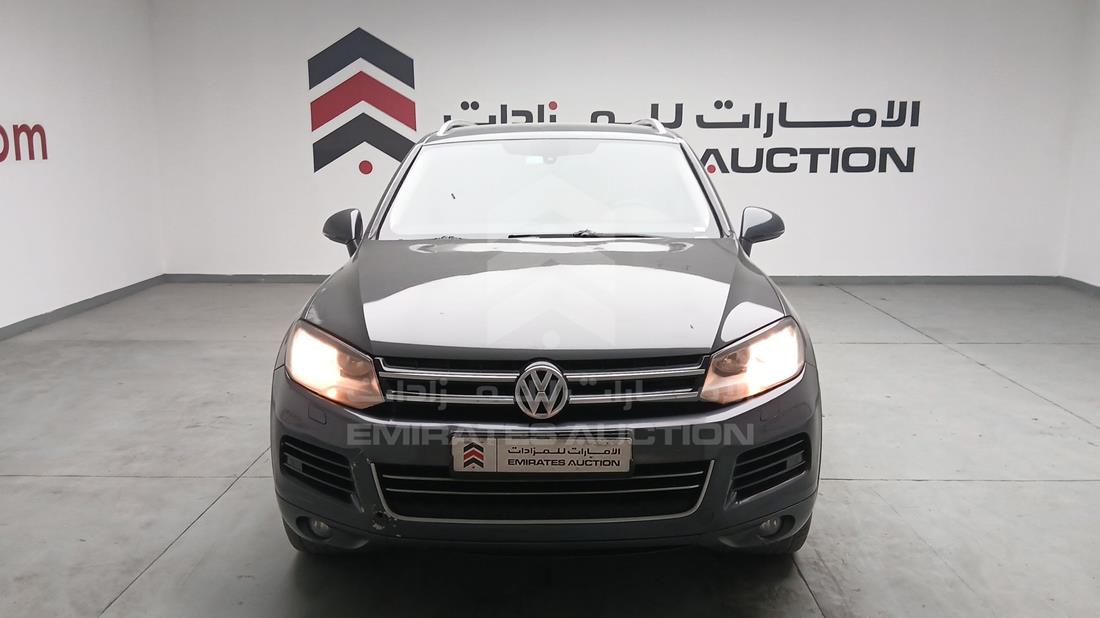 2014 Volkswagen Touareg — Full Front View — Photo 1