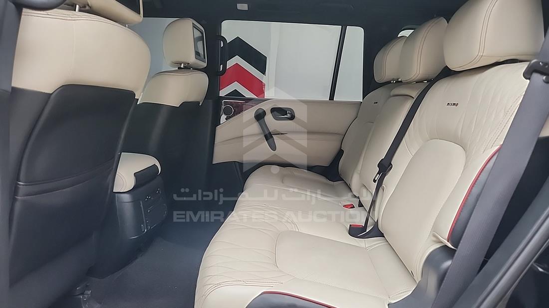 نيسان باترول نيسمو 2018 — زاوية الراكب الخلفي اليسرى — صورة 25