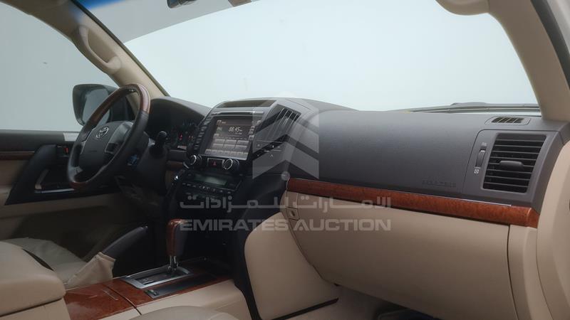 JTMHU09J5F4120610 Auction: EmiratesAuction Lot: 409010 JTMHU09J5F4120610 Toyota Land Cruiser 2015 WHITE Photo 36