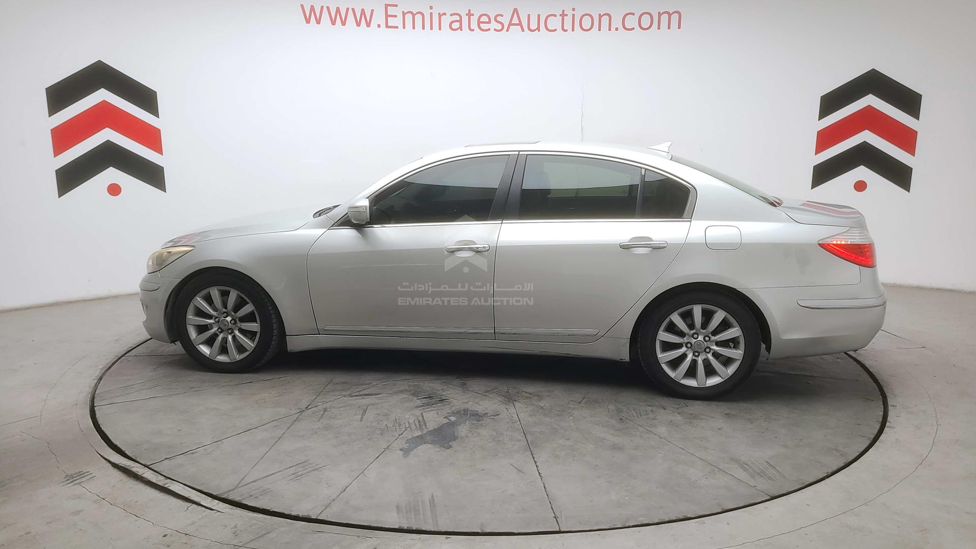 2011 HYUNDAI GENESIS VIN: KMHGC4DF3BU124072