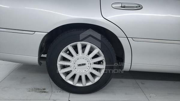 Lincoln Town Car 2005 1LNHM82W05Y613957 Image 30
