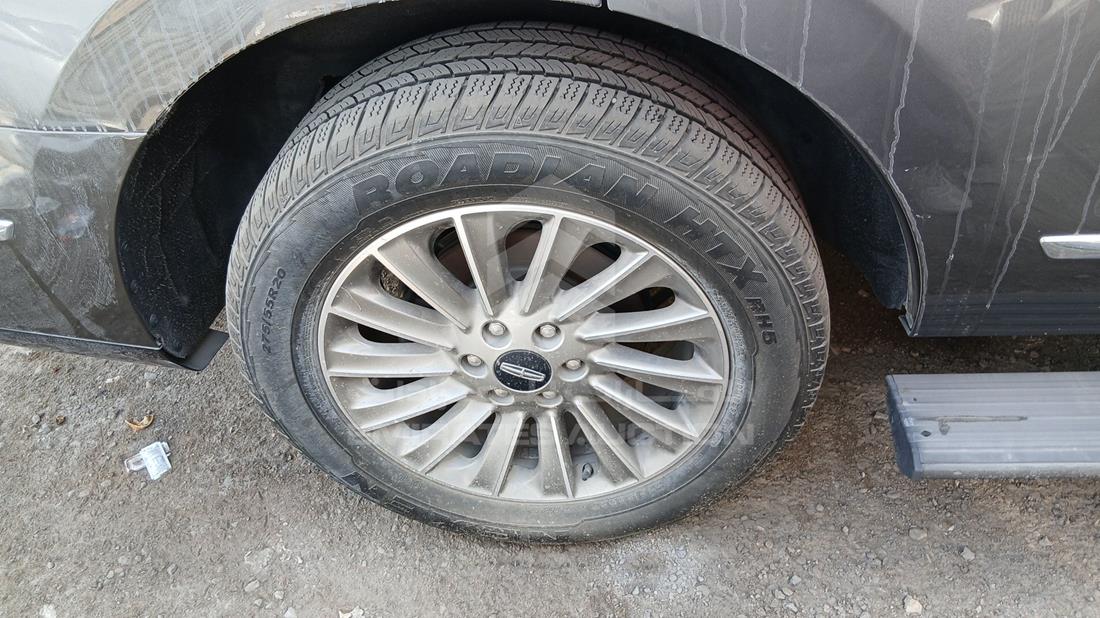 2021 Lincoln Navigator — Rear Right Tyre — Photo 35